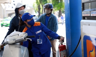 Từ 15h ngày 23/5, giá xăng lập kỷ lục mới, RON 95 lên tới 30.650 đồng/ lit