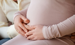 Thai nhi làm gì trong bụng mẹ suốt 9 tháng 10 ngày? Ngủ, mơ và đi tè