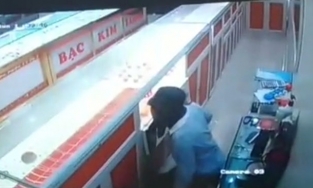 Đối tượng cướp tiệm vàng là nam sinh vừa tròn 14 tuổi