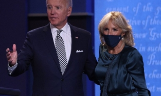 Sự đối lập giữa hai vị phu nhân trong cuộc tranh luận của Trump và Biden