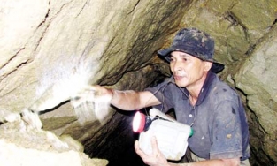 Kho báu vua Hàm Nghi: Những câu chuyện bi thương đằng sau niềm tin mù quáng