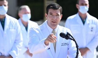 Những thông tin thú vị về “Soái ca” đứng đầu bộ phận y tế của Nhà Trắng