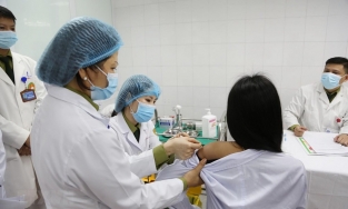 Hơn một nửa tình nguyện viên thử nghiệm vắc-xin ngừa Covid-19 có phản ứng phụ