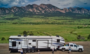 Gia đình 'siêu phượt thủ': Bán nhà để mua xe đi khắp đất nước