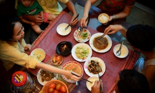 20 quy tắc ứng xử trên mâm cơm Việt để luôn thanh lịch trong khi dùng bữa