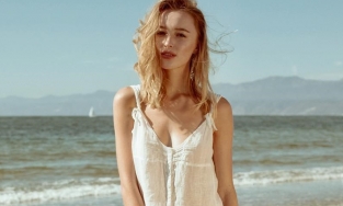 Ngắm vẻ đẹp 'hút hồn' của Phoebe Dynevor, mỹ nhân mới nổi của nước Anh