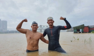 Hai người đàn ông Việt bơi 200 km từ chân cầu Long Biên đến biển Thái Bình
