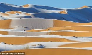 Ngoạn mục cảnh tuyết rơi trên cát tại sa mạc Sahara
