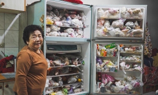 Bà nội chuẩn bị nguyên siêu thị mini trong tủ lạnh trước khi Tết về