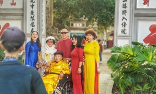 Hồ Gươm chiều 30 Tết nắng đẹp, đông nghịt người đến du xuân