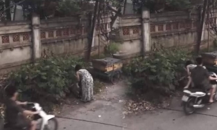 Mặc váy của vợ đi đổ rác, anh chồng ngẩn tò te khi bị trai trẻ đụng chạm 