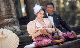 Campuchia: Nhà sư 52 tuổi hoàn tục lấy vợ 19 tuổi xinh như hoa hậu