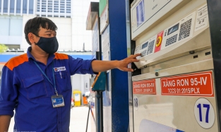 Giá xăng dầu đồng loạt tăng, xăng RON95-III vượt mốc 18.000 đồng/lít