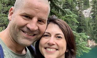 Vợ cũ tỷ phú Amazon Jeff Bezos tái hôn với thầy giáo của con