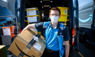 Mặt tối khi làm shipper cho Amazon: Chạy không ngừng nghỉ, đi 'tè' cũng phải dùng chai mang theo vì sợ giao hàng trễ