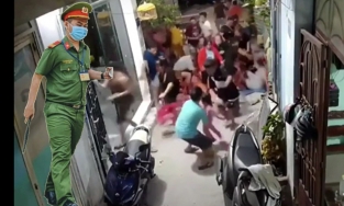 Tiếng hô 'Công an bắt cướp' khiến cả ngõ đang 'lập xới' hốt hoảng chạy tán loạn tìm lối thoát