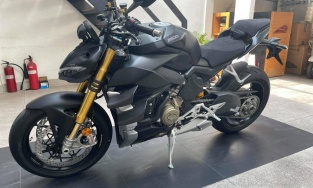 Mê mẩn với chiếc Ducati Streetfighter V4 S Stealth đầu tiên có mặt tại Việt Nam nhưng nhìn giá đội thêm 500 triệu mà 'tắt nắng'