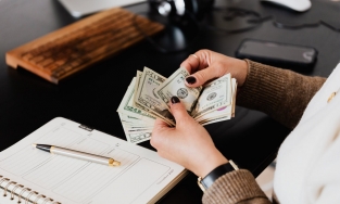 Tỷ giá ngoại tệ 22/3: Giá USD đổ dốc bất ngờ, thị trường tỏ ra 'sốt sắng' bán ra