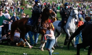 Bỉ: Cảnh sát kỵ mã giải tán khẩn đám đông tụ tập giữa tâm dịch Covid-19