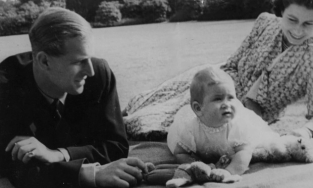 Cuộc đời của Hoàng thân Philip qua ảnh: Từ người lính thủy quân lục chiến đến người chồng, người cha mẫu mực suốt 73 năm