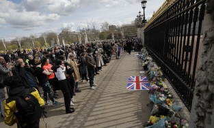 Ngày buồn của vương quốc Anh:  Cờ rủ và ngập tràn hoa tưởng niệm, nước mắt đã rơi trên khắp đất nước trong ngày Hoàng thân Philip qua đời