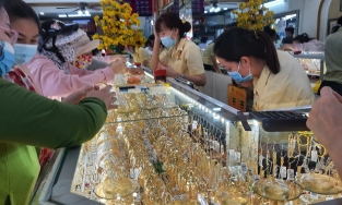 Giá vàng hôm nay 13/4: Giảm mạnh mẽ theo đà của thế giới