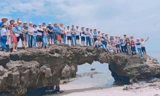 Phản cảm hình ảnh hơn 40 du khách 'áp bức' trên đầu cổng Tò Vò ở Lý Sơn