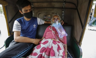 Tận cùng nỗi đau tại 'địa ngục' Ấn Độ: Rút ống thở người già để giữ lại tính mạng cho người trẻ