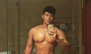 Chán livestream, Nathan Lee chuyển sang khoe thân trong phòng tắm