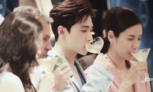 Dương Dương 'dính lỗi' khi uống sâm panh nhưng vì quá đẹp trai nên 'được tha thứ' tất cả