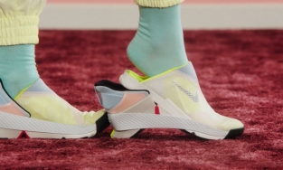 Mẫu giày Nike đi không cần dùng tay bị đội giá lên gấp gần 20 lần trên thị trường 'pass đồ'