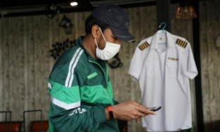 Ngành hàng không 'thất thủ' vì Covid: Cơ trưởng đi giao hàng, tiếp viên hàng không đi rửa bát, bưng bê