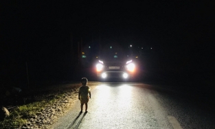 Tài xế  hoảng hốt khi 1h sáng phát hiện cháu nhỏ 2 tuổi lang thang một mình trên đường lộ