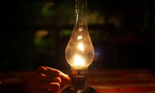 Tại sao người xưa đọc sách dưới đèn dầu, đèn nến mà hầu như không bị cận thị?