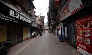 Sáng 25/5: Có thêm 57 ca mắc COVID-19 mới, TP. Hà Nội dừng các tiệm cắt tóc, gội đầu, hàng quán chỉ được bán mang về