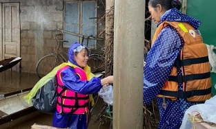  Bà Ngọc Hương - mẹ ca sĩ Hồ Ngọc Hà đã giải ngân toàn bộ số tiền hơn 6,4 tỷ đồng mà Trấn Thành chuyển khoản