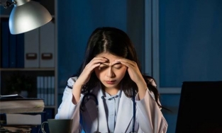 Nếu thường xuyên thức khuya và thấy xuất hiện 3 triệu chứng này: Đã đến lúc cho cơ thể nghỉ ngơi nếu không muốn nhận 'trái đắng'