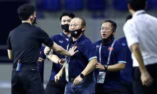 Tuyển Việt Nam gặp khó: HLV Park Hang Seo bị cấm chỉ đạo ở trận gặp UAE do nhận đủ thẻ phạt