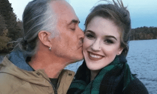 Cô gái xinh đẹp 26 tuổi yêu say đắm người đàn ông 68 tuổi: Chàng quay lại nơi gặp gỡ vì nghe nhà ngoại cảm, chinh phục cả 'nhà gái' bởi hát quá hay