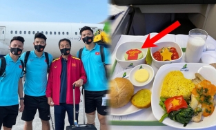 Chi tiết nhỏ nhưng đầy ân tình trong bữa ăn cho các tuyển thủ trên chuyến bay về nước khiến các 'chiến binh sao vàng' xúc động