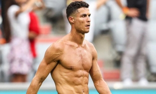 Thân hình 'Mlem mlem' của CR7 khiến chị em 'nghiêng ngả'