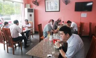 Hà Nội ngày đầu mở cửa hàng quán trở lại: 5 giờ sáng đã có người đi ăn phở