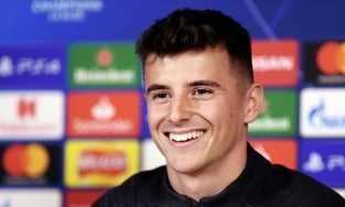 Chị em chú ý: trận quyết đấu giữa Anh và Đức cũng là cuộc chiến của 2 hot-boy đẹp trai đá bóng giỏi