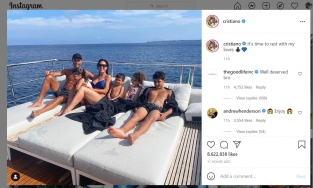 Cristiano Ronaldo khoe ảnh nghỉ ngơi bên gia đình nhưng vẫn khiến dân tình 'xốn xang' bởi thần hình 'chuẩn đét', xứng đáng là 'ông vua MXH'