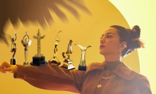 Ảnh Triệu Vy trên trang bìa Vogue 'quê một cục', cư dân mạng liền tặng thêm vô số phụ kiện 'chất lừ'