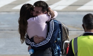 Messi ôm hôn vợ thắm thiết tại sân bay khi về đến quê nhà Argentina