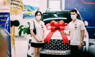 Trung vệ Đình Trọng diện đồ đôi cùng bạn gái đi mua xe xịn tiền tỉ