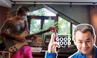 Binz ở nhà khoe tài chơi guitar điện 'xịn sò', diện quần hồng khoe khéo body nhưng không quên nhắc tới hình ảnh 'người ấy'