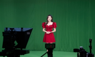 Á hậu Huyền My  gây chú ý khi đeo đồng hồ giá 3 tỷ khi làm MC thể thao