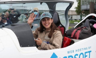 Nữ phi công 19 tuổi thực hiện chuyến bay vòng quanh thế giới một mình